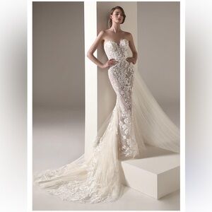 Pronovias Zaha Strapless Lace Mermaid Wedding Dress with Train in Off White 10